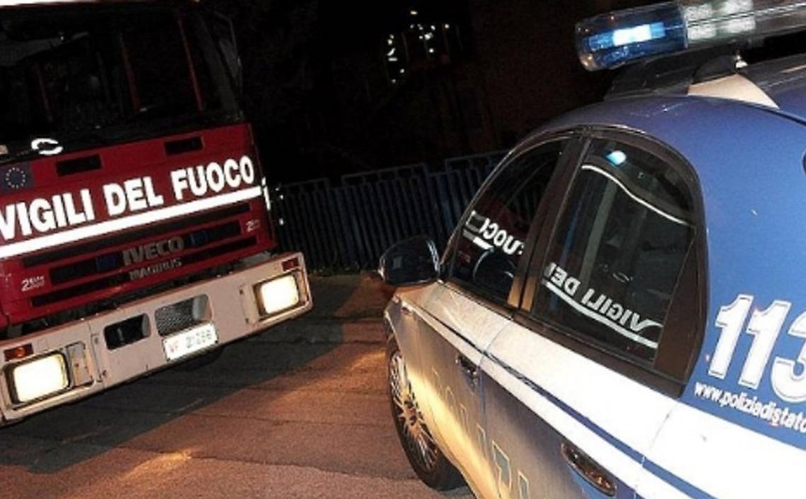 Fanno esplodere fuochi d'artificio e incendiano casa