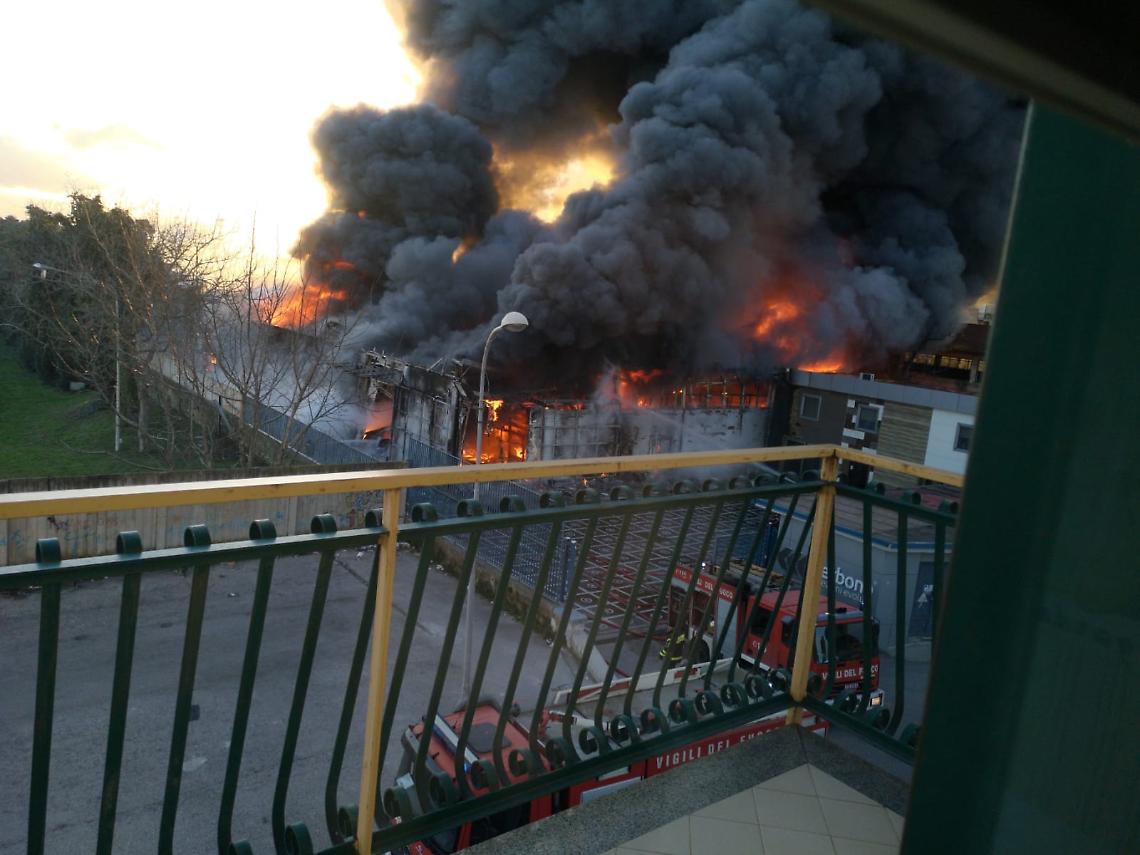 Incendio distrugge fabbrica a Casoria, nube nera sull'area nord