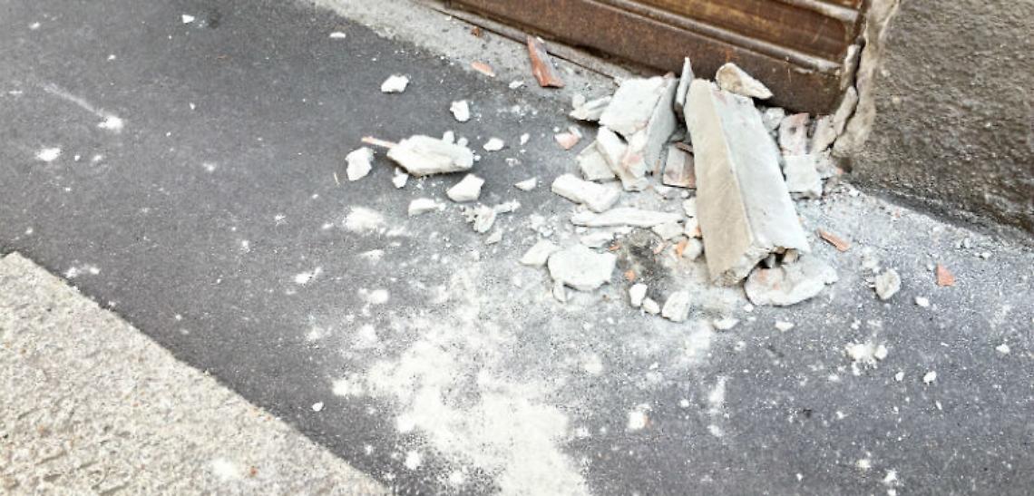 Colli Aminei, cadono calcinacci: paura per i bambini delle Elementari