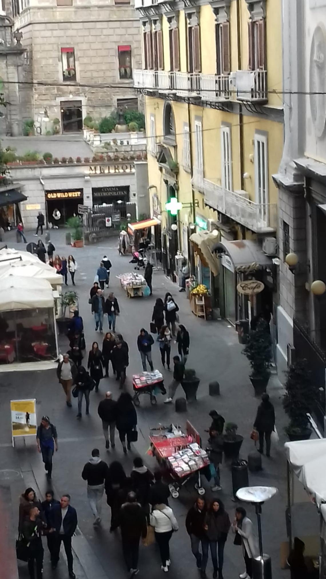 Chiaia “stretta" tra questuanti e bancarellari