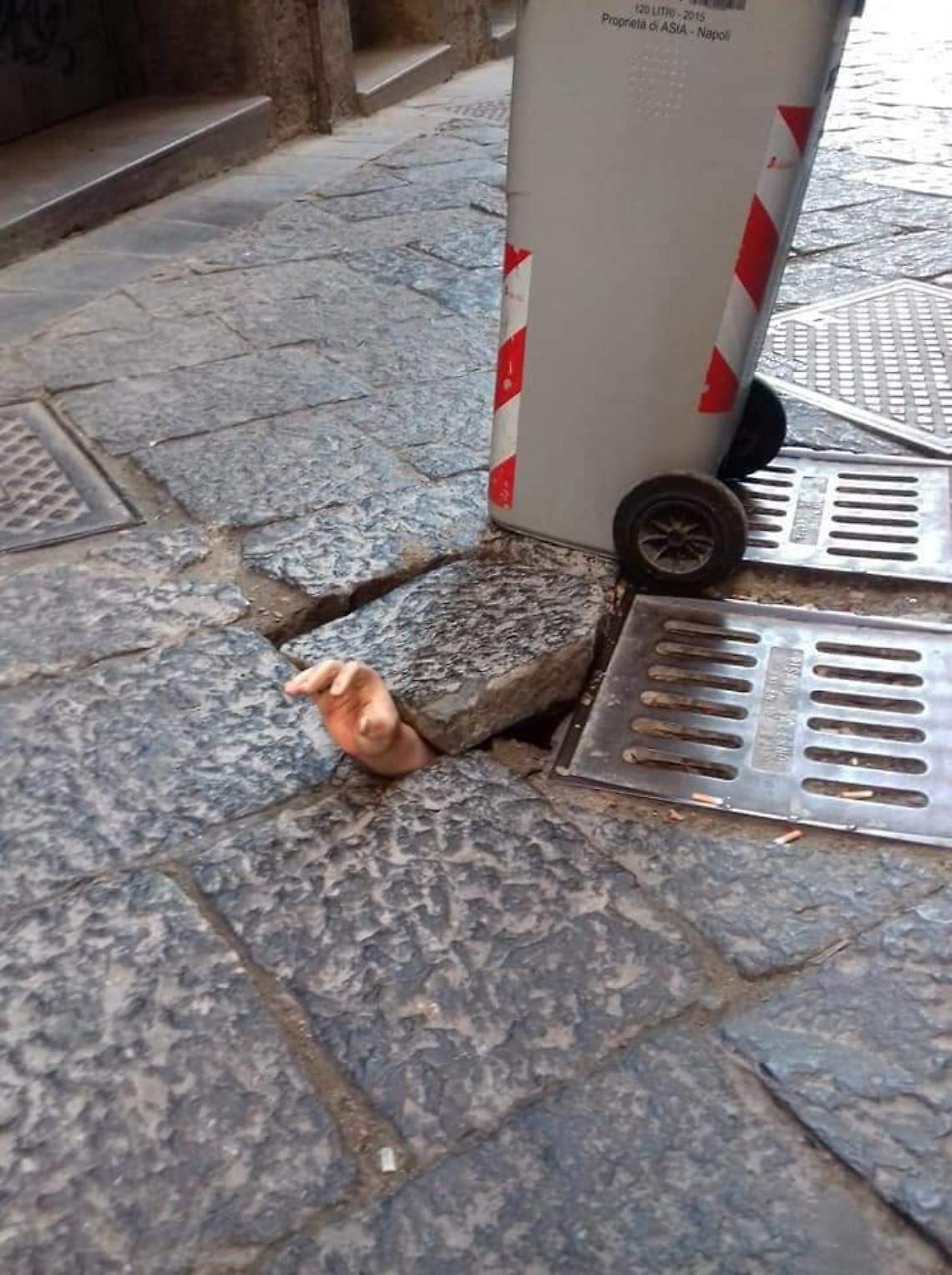 Strade colabrodo, una “mano" esce dalla buca a San Gregorio Armeno