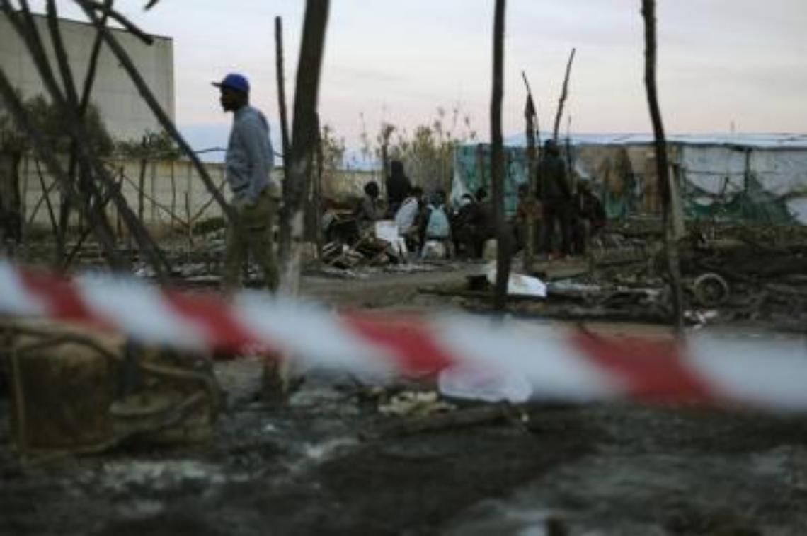 Fiamme nella baraccopoli, muore migrante