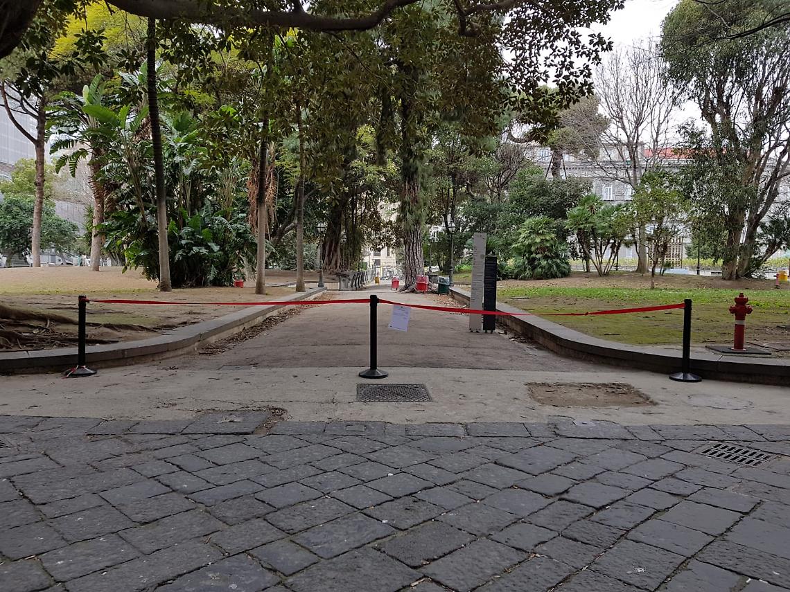 Giardini di Palazzo Reale, bimbo cade e si rompe entrambe le braccia