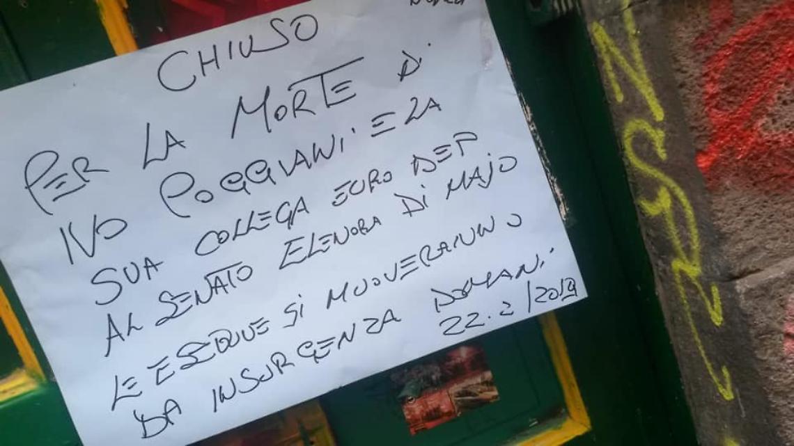 Cartello choc: «Chiuso per la morte di Poggiani e De Majo»