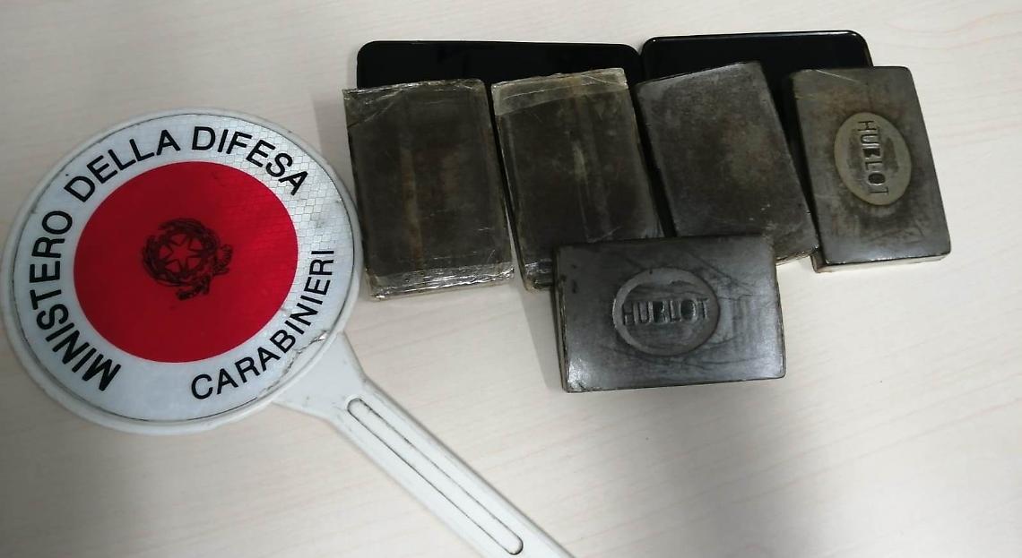 Cinque panetti di hashish sotto al sedile dell'auto