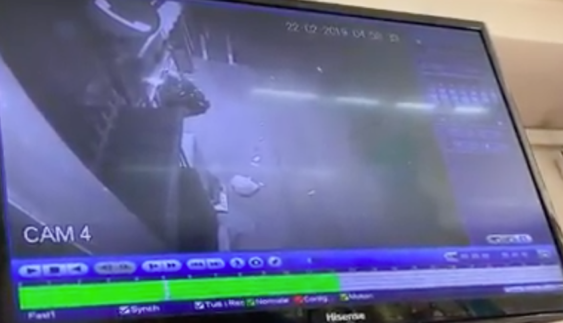In dieci minuti svaligiano bar e farmacia, il video choc