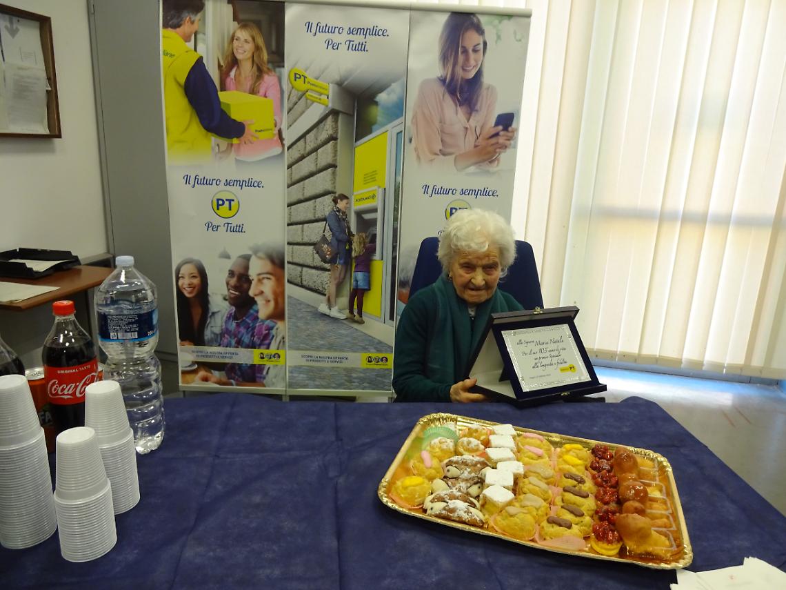Soccavo, i 103 anni di nonna Maria festeggiati nell'ufficio postale