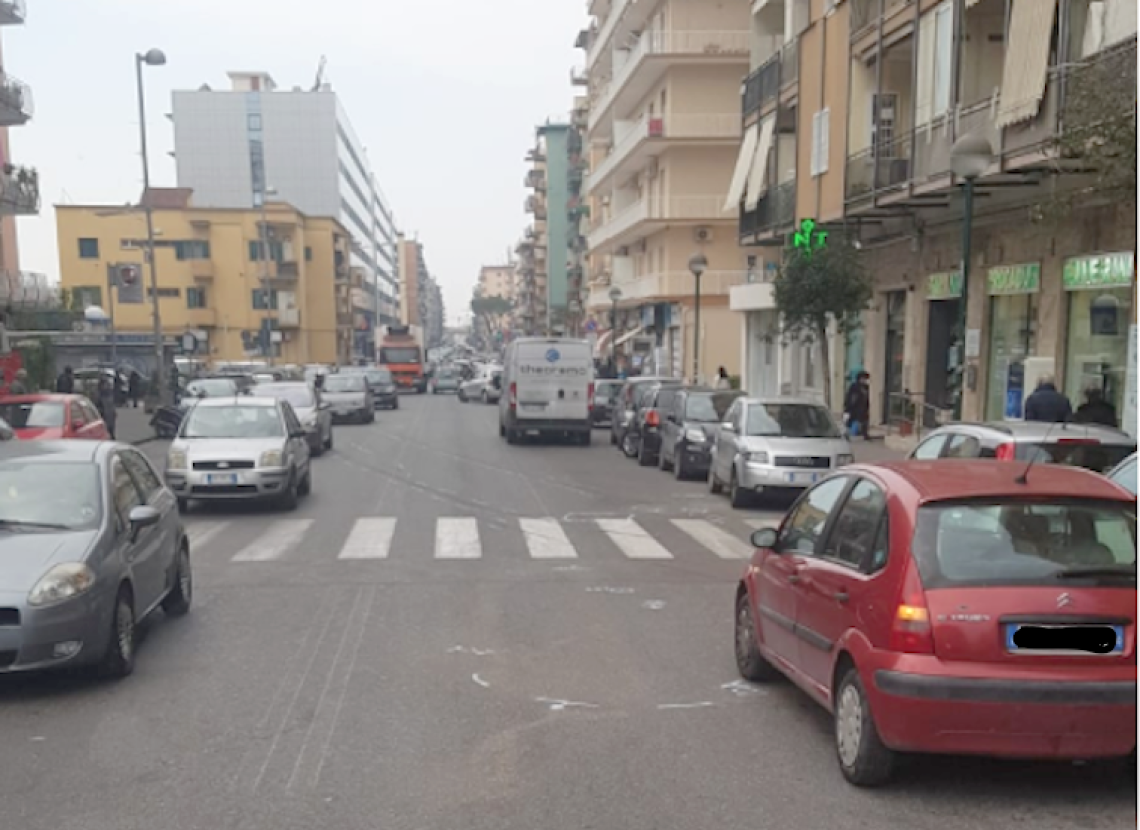 Stop a sosta selvaggia, strisce blu a via Diocleziano