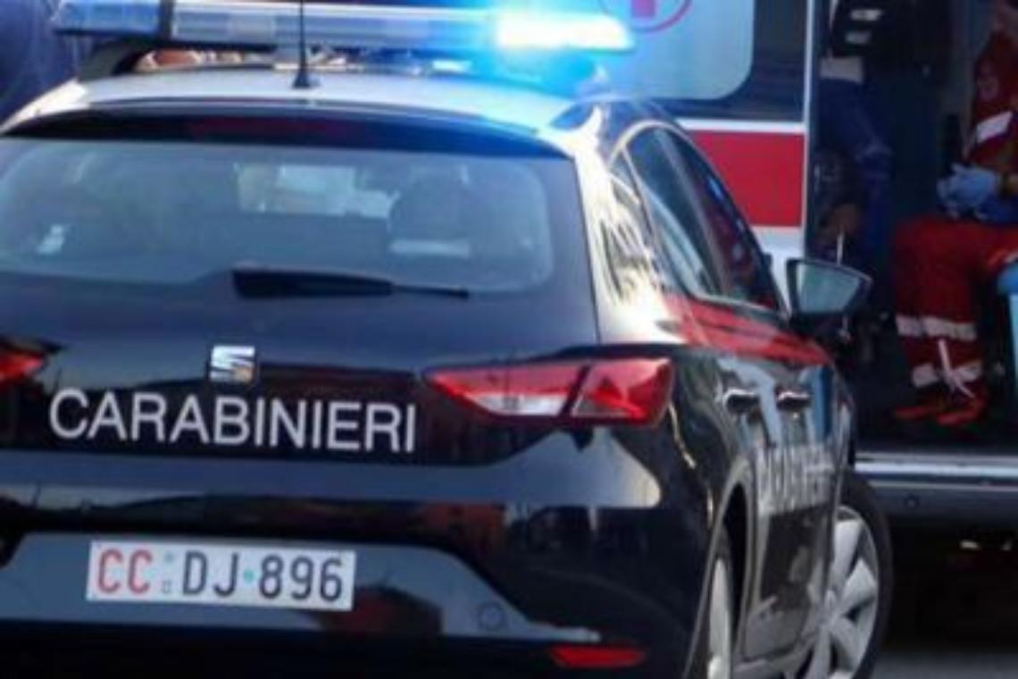 Investe i suoceri davanti alla caserma, arrestato dai carabinieri