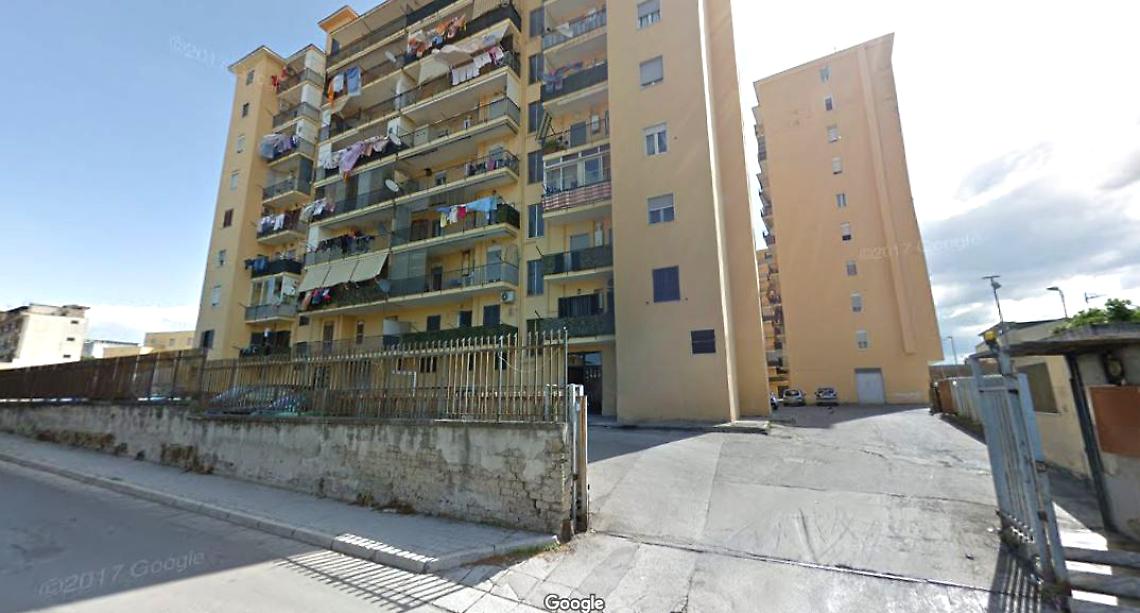 Agguato a pregiudicato, si salva infilandosi nel portone