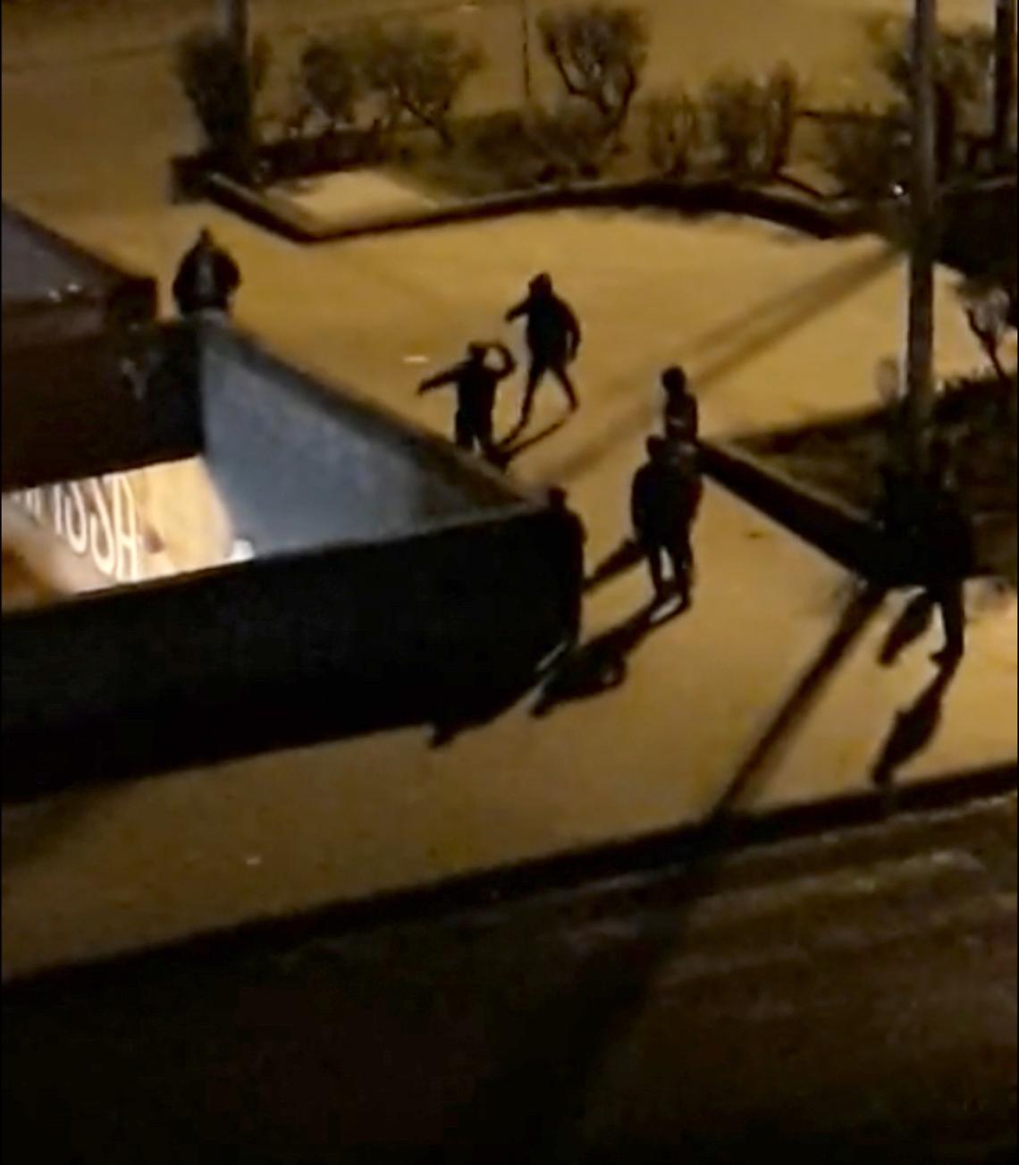 Babygang al Centro Direzionale, in branco lanciano oggetti contro i passanti