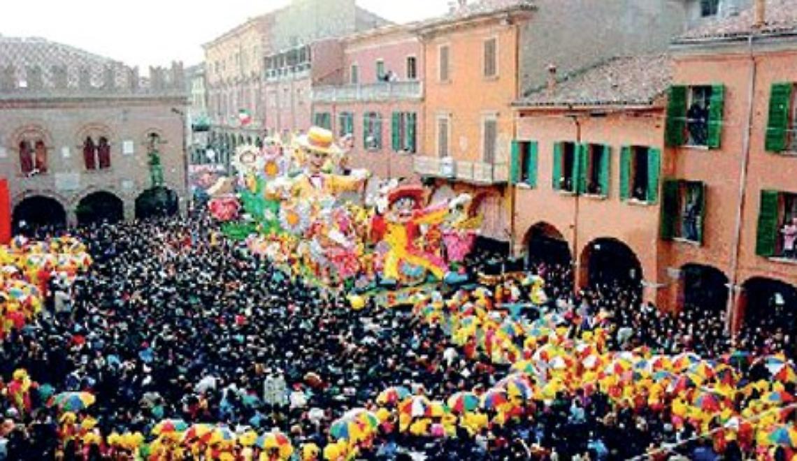 Cade da carro di Carnevale, grave bimbo di due anni
