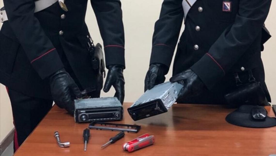 Scampia, furti di car stereo nel parcheggio della metropolitana: un arresto