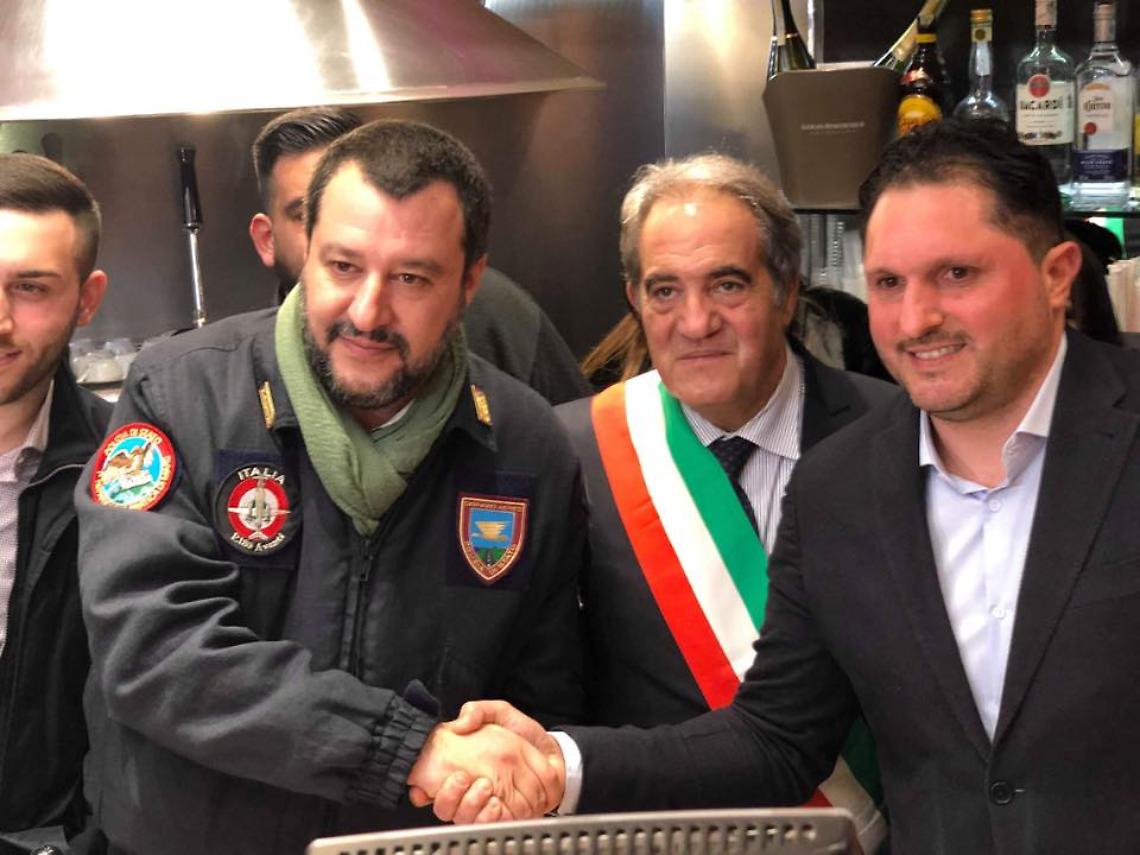 Tabaccaio preso di mira da banditi: forze dell'ordine vicine, no alle armi