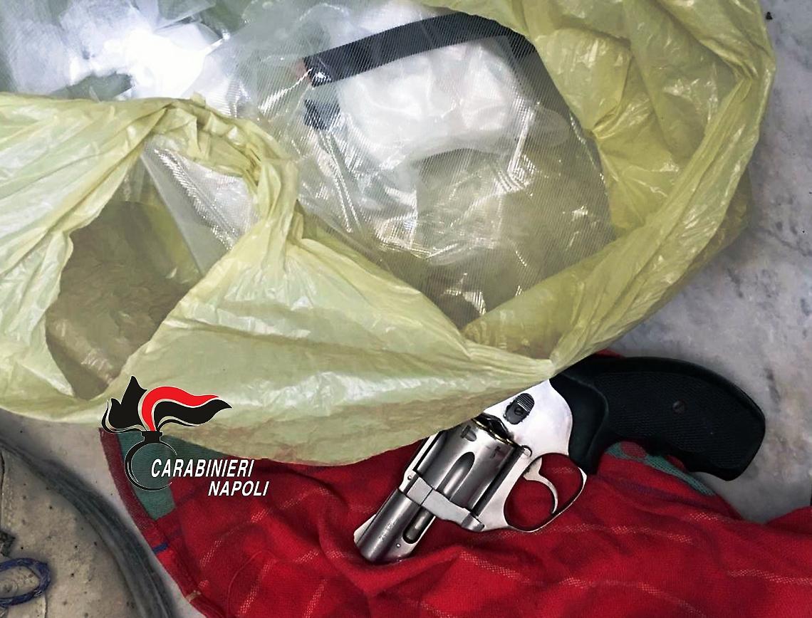 Revolver e coca pura in una fessura delle scale condominiali