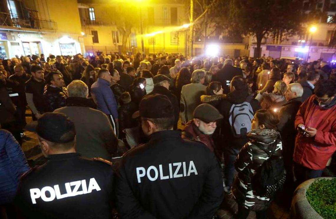 Violentata nella Circum, centinaia di candele rosse in piazza