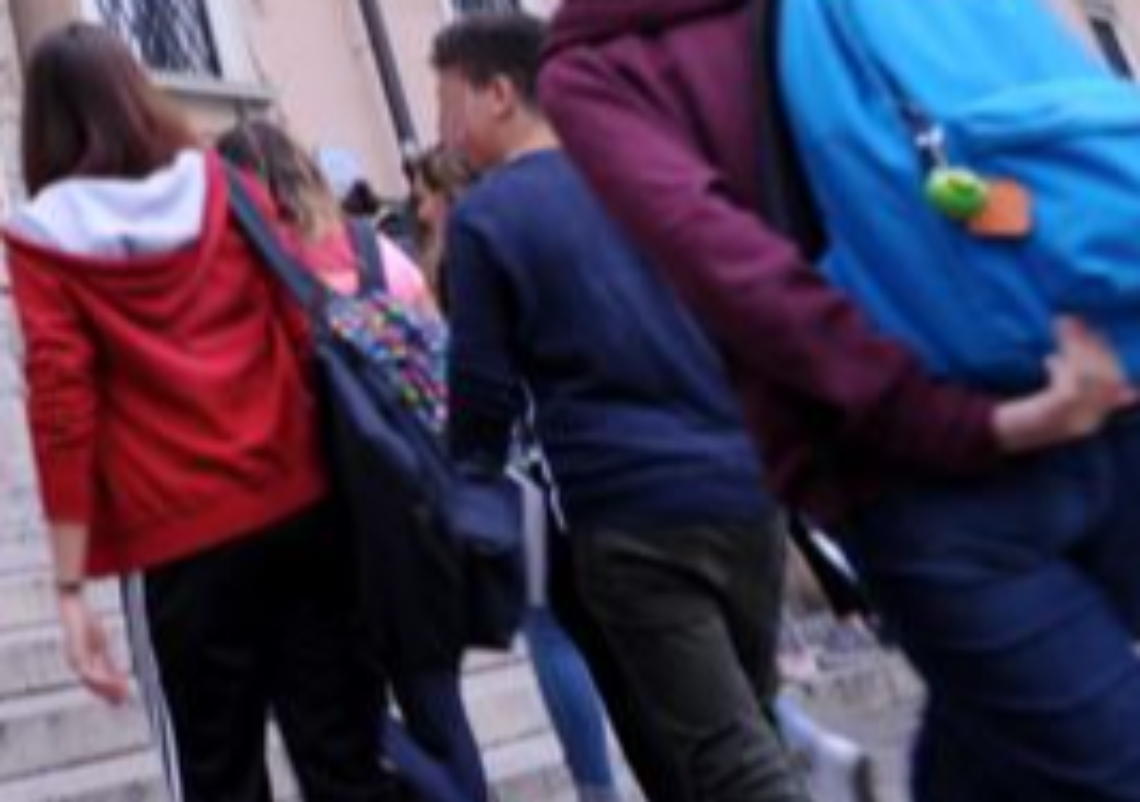 Rissa tra due famiglie davanti al scuola, feriti due minori