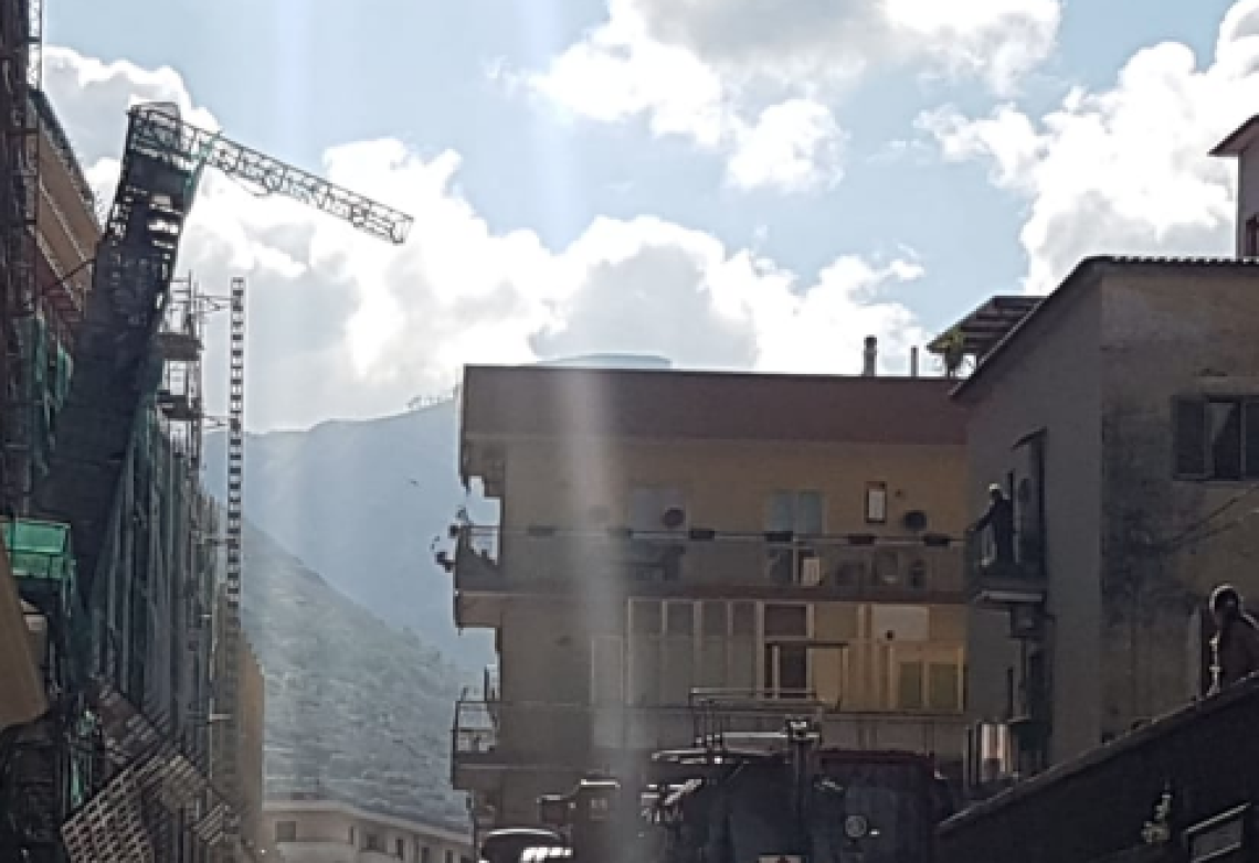 Gragnano. Il ponteggio si sgancia dal palazzo, precipitano due operai