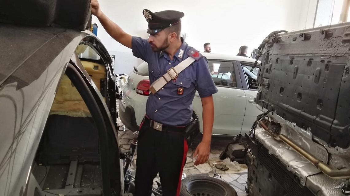 Auto rubate e smontate: arrestati 3 "specialisti" di Miano VIDEO