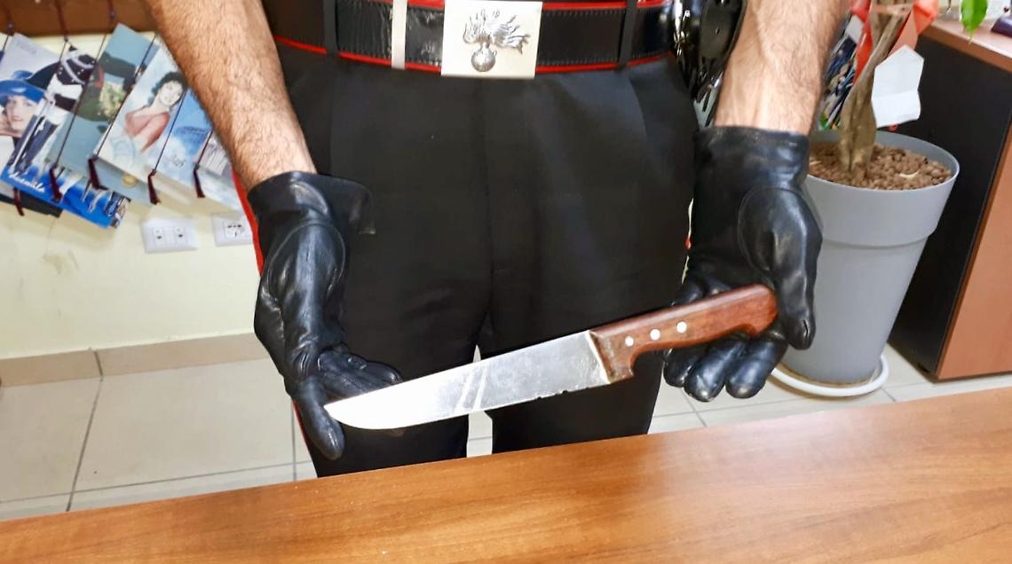 Minacciava automobilisti con un coltello, arrestato