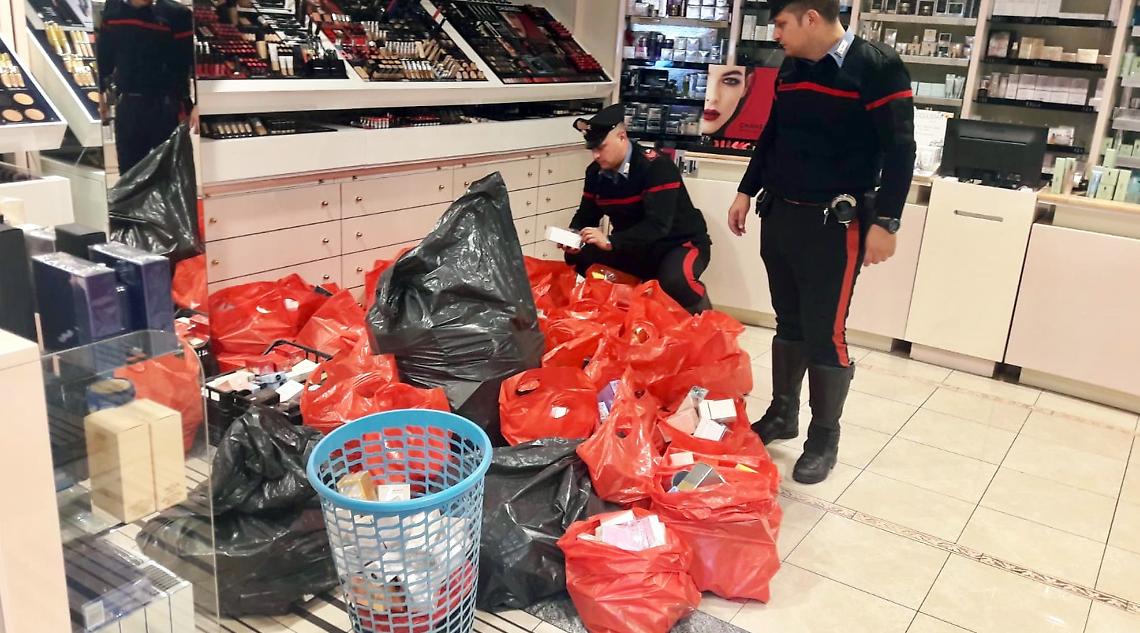 Vomero, rubano 40mila euro di profumi: bloccati dai carabinieri