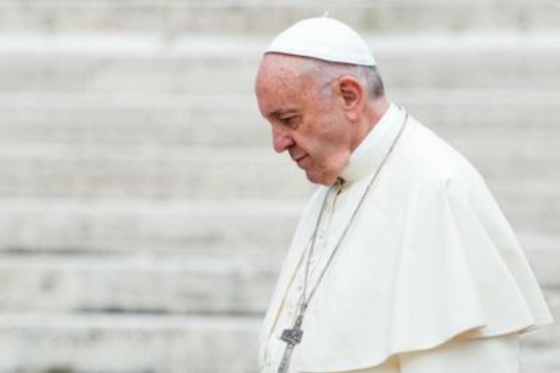 Il Papa cade, «è inciampato ma sta bene»