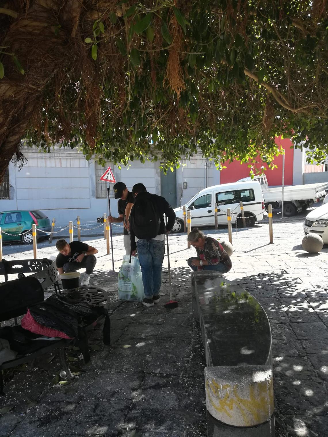 Studenti del Palizzi ripuliscono piazzetta Salazar vandalizzata
