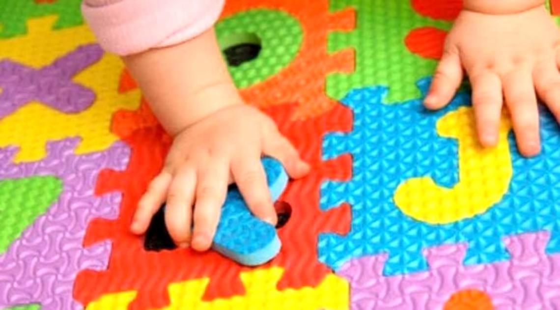 Bimbi picchiati all'asilo nido, mamma: &laquo;Lividi sui miei figli, grazie a chi ha denunciato&raquo;