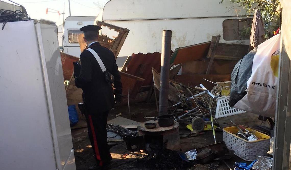 Blitz nel campo rom di Giugliano, trovate auto per i furti