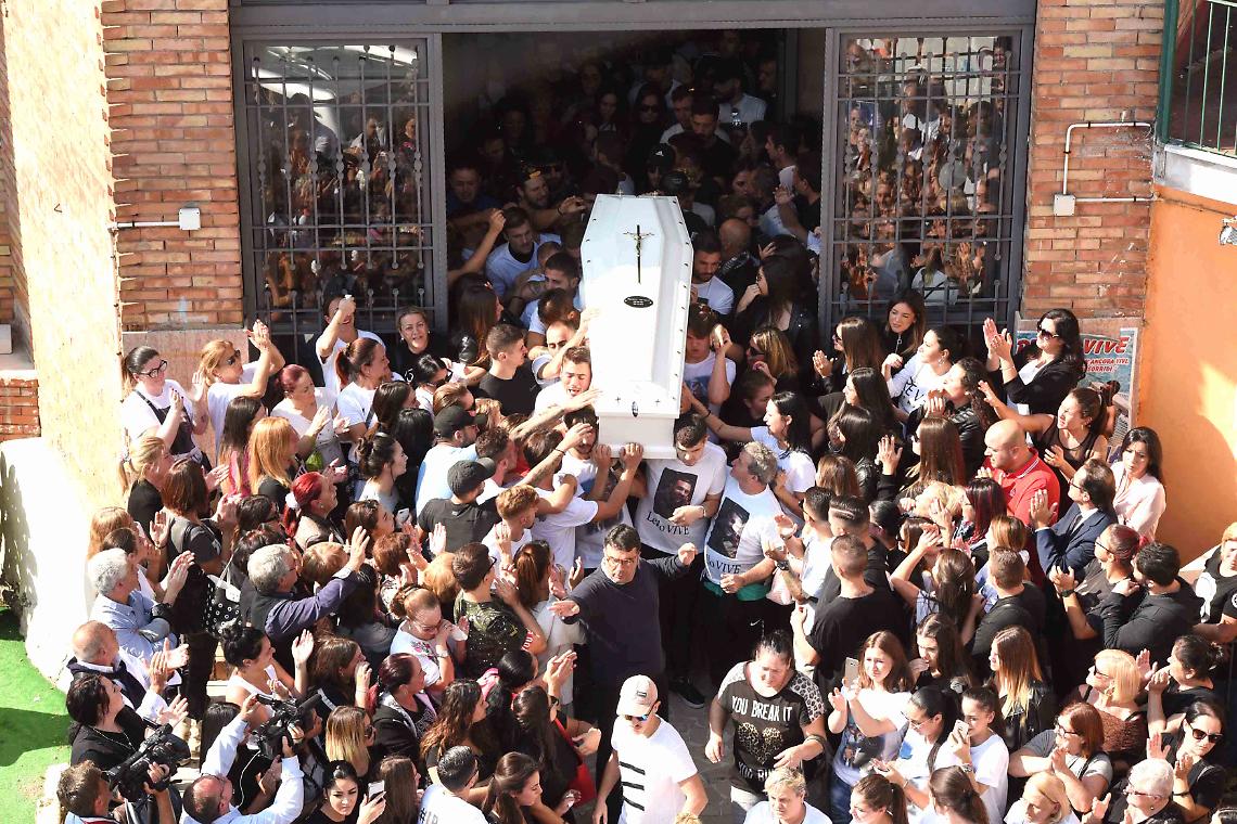 Miano si ferma per lo straziante addio a Raffaele Perinelli