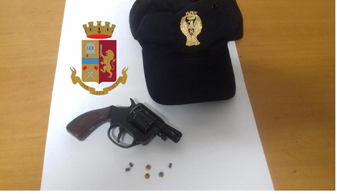 Sorpreso con pistola giocattolo modificata, 23enne nei guai