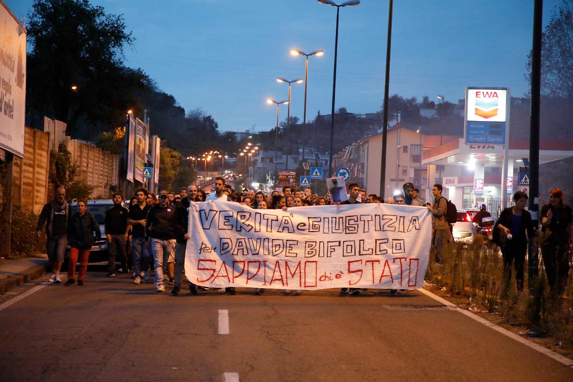 Pena dimezzata per il carabiniere che uccise Davide Bifolco, un centinaio di persone in strada