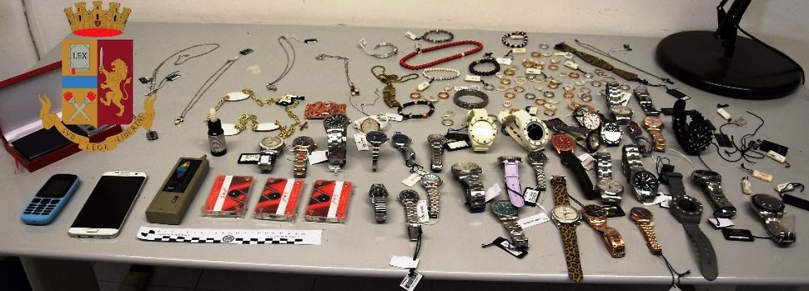 Oro e diamanti nascosti nell'auto, fermati due ricettatori