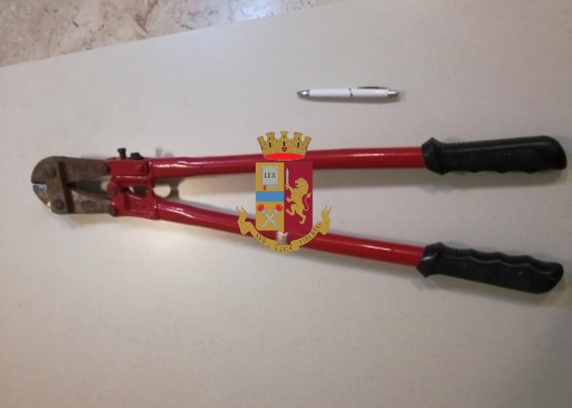 Sorpreso mentre tenta di rubare uno scooter in via Duomo, in manette