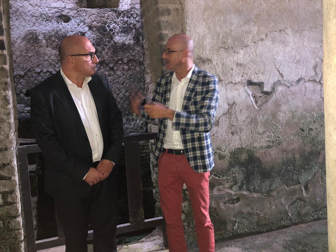 L'europarlamentare Andrea Cozzolino in visita agli scavi di Ercolano