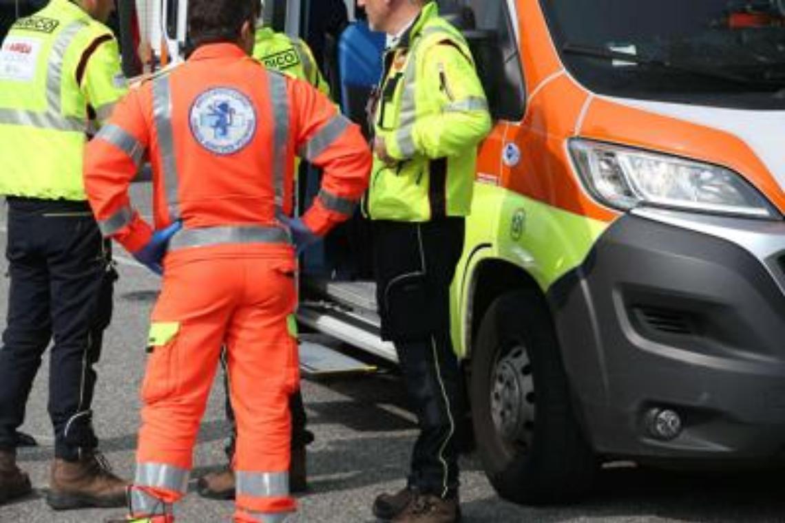 Vede la ex in un bar con il nuovo fidanzato e si dà fuoco