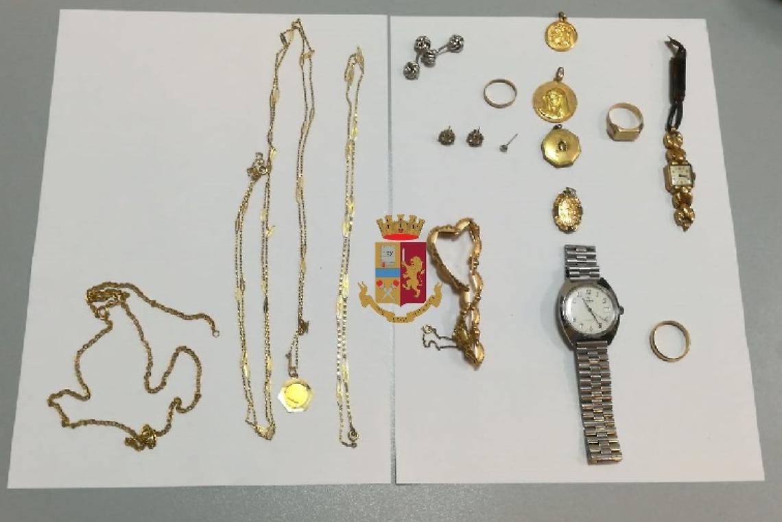 Vicaria, sorpresa con gioielli e documenti falsi: arrestata 37enne