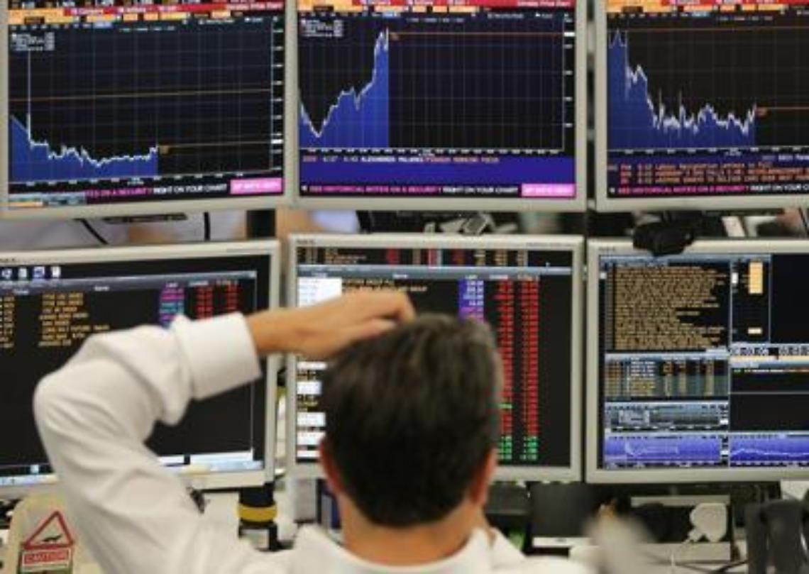 Lo spread schizza a 321, Borsa in profondo rosso