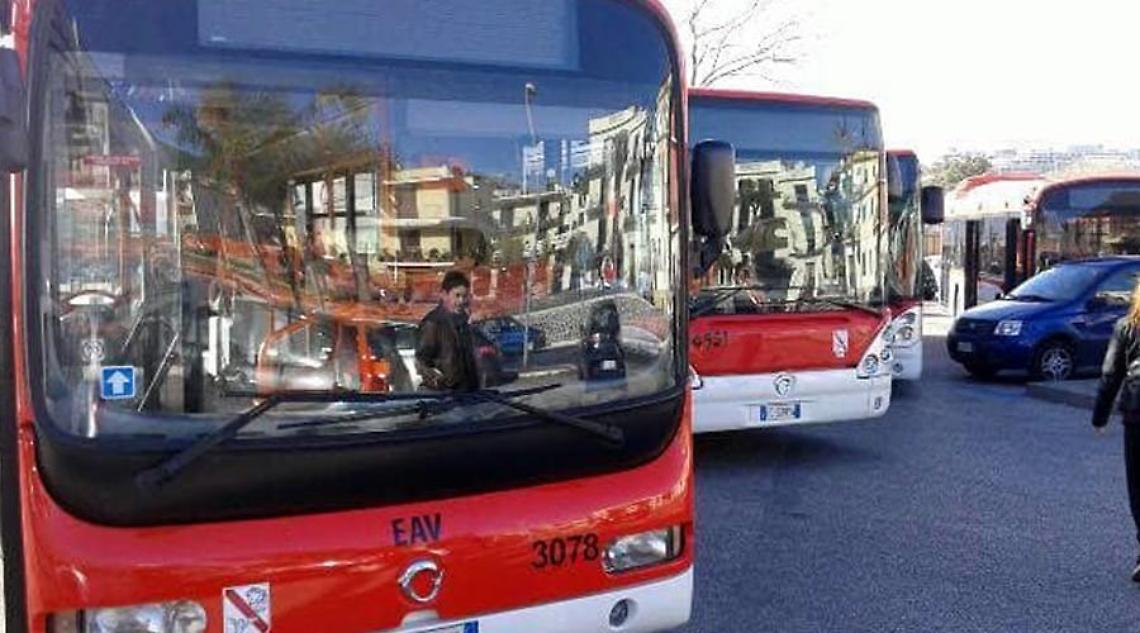 Maxirissa su un bus a Ischia, 3 feriti e 6 denunciati