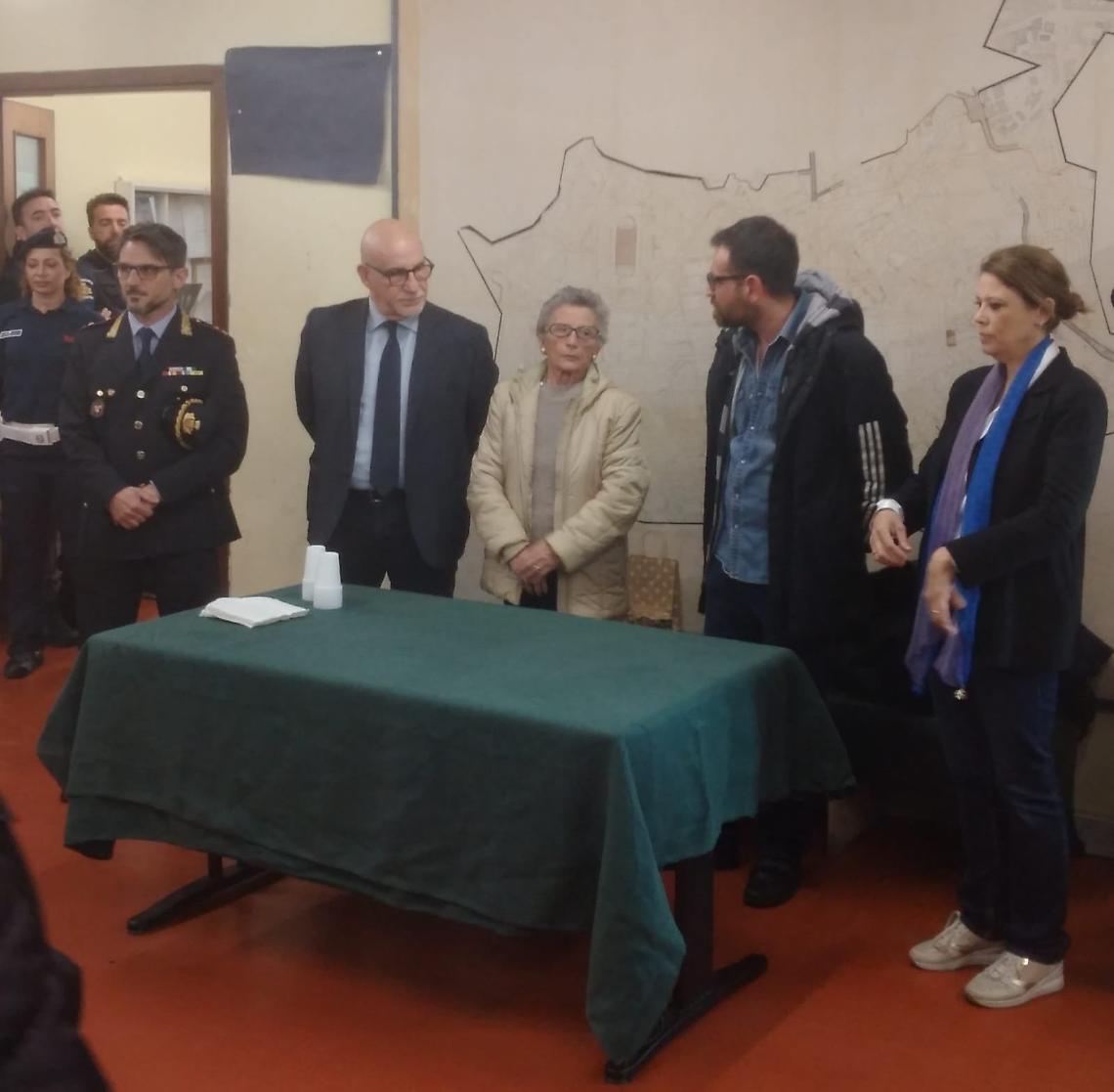 Una targa in ricordo dell'agente Russo