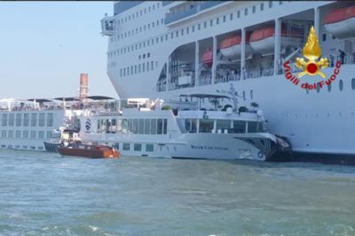 Venezia, scontro tra nave da crociera e barcone turistico