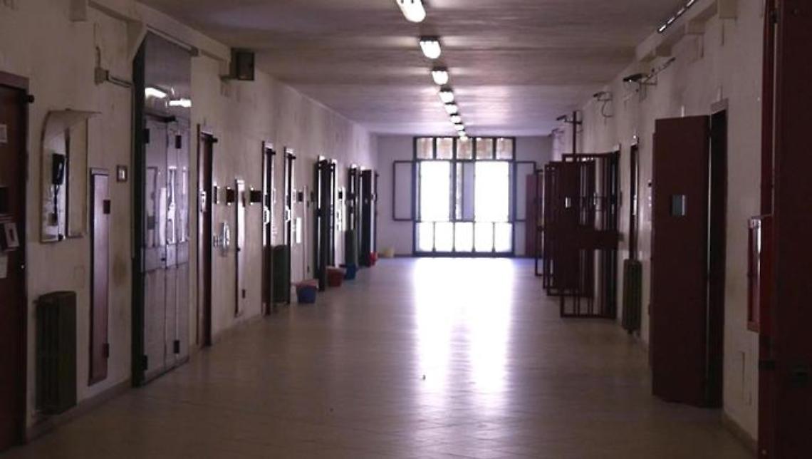 Detenuto con problemi psichiatrici aggredisce tre agenti