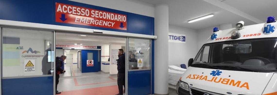 Ospedale del mare, tre vigilantes picchiati con una stampella