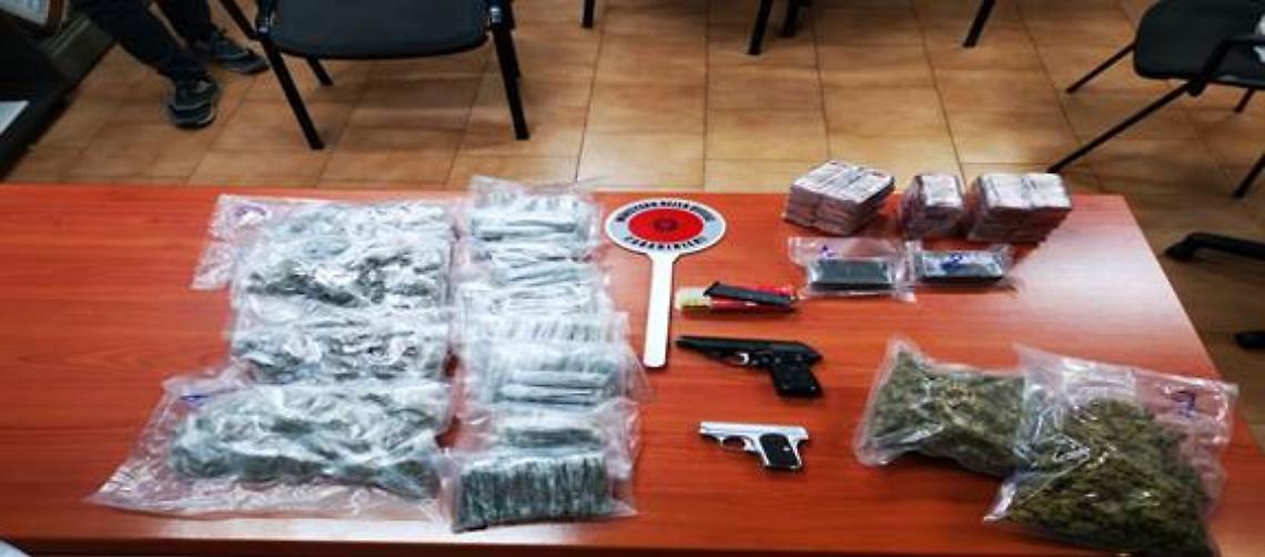 Trovati con oltre 5 kg di droga e armi in casa: 2 arrestati