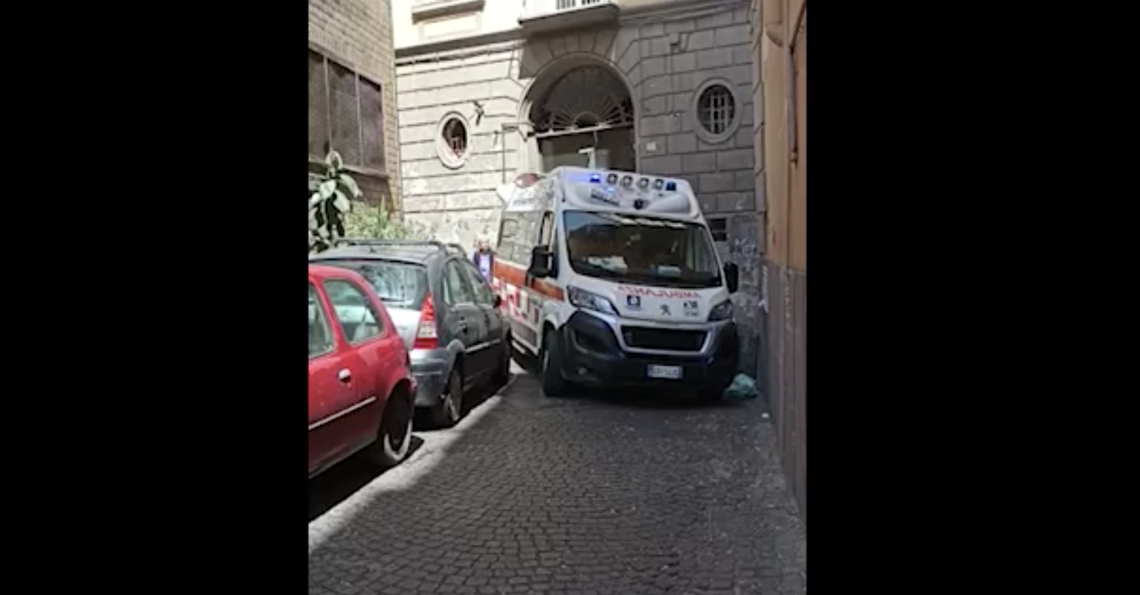 Napoli, ambulanze bloccate nel traffico: video di denuncia
