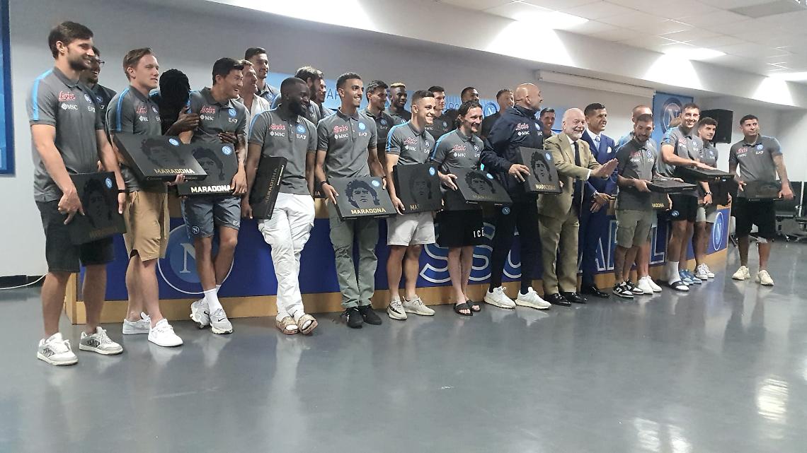 Il Napoli premiato con il calco del piede sinistro di Maradona 