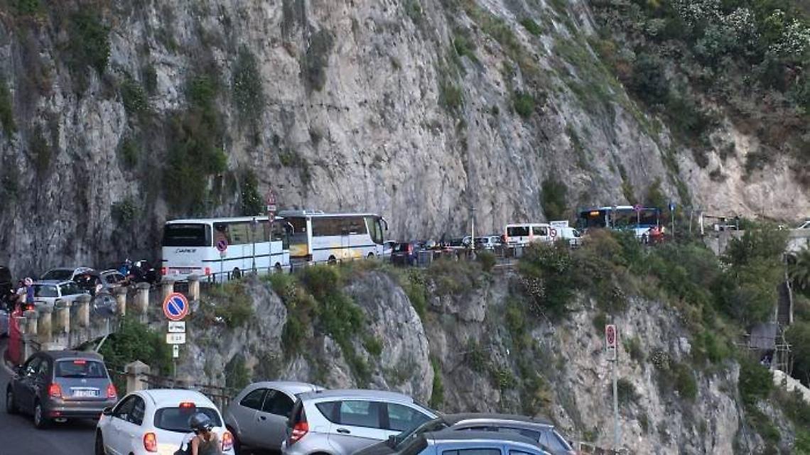 Traffico bloccato sulla statale 163 “Amalfitana"