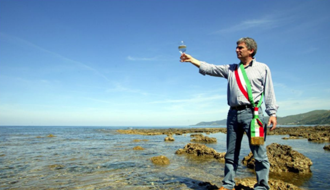“Sindaco pescatore”, bufera sul Pd