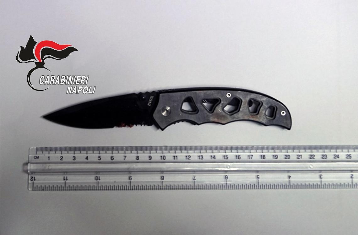 Interviene per sedare lite tra padre e figlio e viene accoltellato, in manette un 18enne