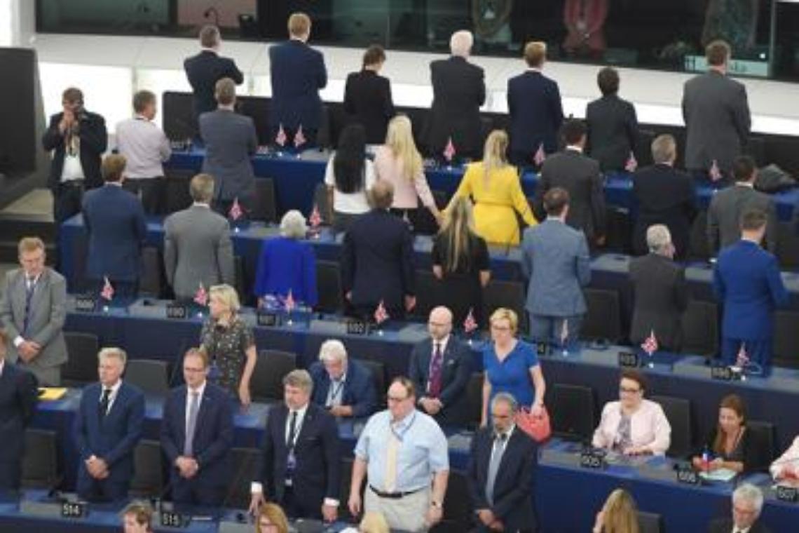 Deputati Brexit voltano spalle a inno europeo